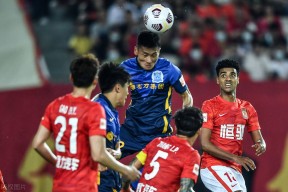 乐竟体育官网-广州德比战望高：富力队与恒大队为争夺胜者众