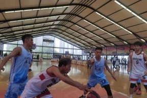 乐竟体育官网-篮球比赛结束后球员交流互动，展现友谊精神